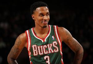 还记得他吗？雄鹿节间休息 詹宁斯参与三分大赛胜出