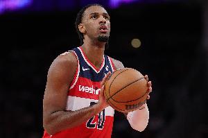 摧枯拉朽！萨尔接球顺下 腾空暴起力压吉迪暴力灌筐