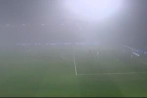 球在哪人在哪❓罗马尼亚联赛惊现大雾天超远吊射，转播镜头都被晃