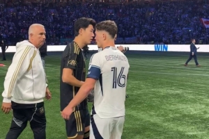 展现风度孙兴慜赛后祝贺温哥华球员：去拿下冠军！