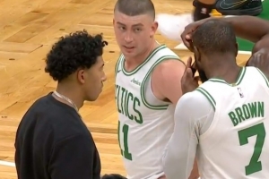 杰伦·布朗点起布莱克造杀伤 自己隐形眼镜掉了&又自己按上