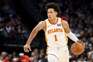 展翅高飞！鹰王杰伦·约翰逊突破迎着迪亚巴特单臂劈扣