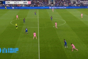 差一点！梅西接布斯克茨过顶球杀入禁区，随后的射门偏出远端立柱